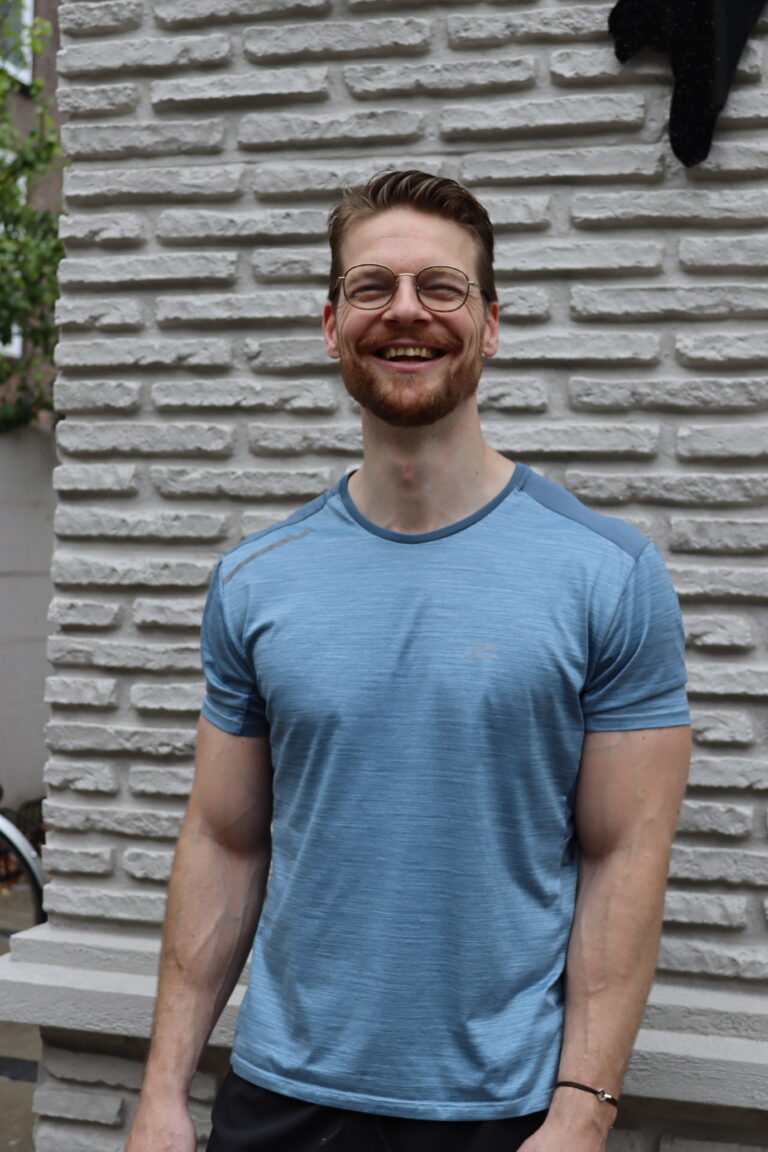 BGN-gewichtsconsulent Wijnand Dijkshoorn poseert graag na een training in sportschool Ceder Gym in Den Haag